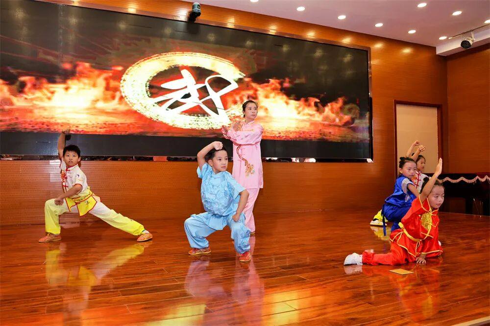 沧州市运河区实验小学师生带来武术表演。杨洋摄
